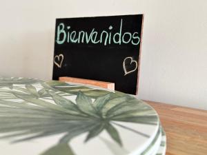 a table with a plate and a blackboard with the word branches at Dpto de Categoría en Arelauquen Golf & Country in San Carlos de Bariloche +22 photos