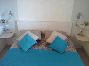 Posteľ alebo postele v izbe v ubytovaní Studio Apartment in Hvar Town with Terrace, Air Conditioning, Wi-Fi, Dishwasher (4858-3)