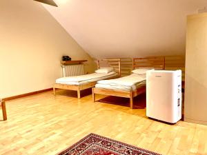 um quarto com 2 camas e um frigorífico em Uroczy dom i bezpłatny parking em Mników