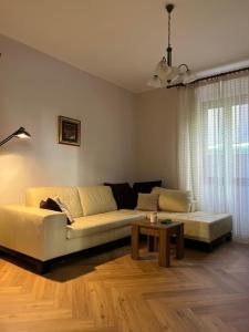 ein Wohnzimmer mit einem Sofa und einem Tisch in der Unterkunft Vila Stančič in Portorož