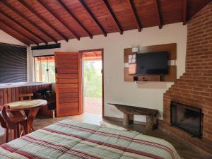 TV a/nebo společenská místnost v ubytování Provence Lavander Chalet by MontJacui - com jacuzzi e ar condicionado