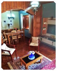 een woonkamer met een tafel en een eetkamer bij Recanto GERMANO in Campos do Jordão