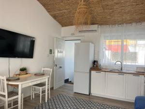 eine Küche mit einem weißen Kühlschrank und einem Tisch in der Unterkunft Alzira bonita Ático E Plaza Mayor con gran terraza in Alzira