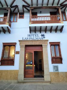 un hotel edificio Las Palmas con puerta y ventanas en Hotel las Palmas en Villa de Leyva