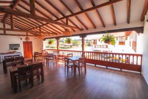 Hotel las Palmas في فيلا دي ليفا: غرفة طعام مع طاولات وكراسي خشبية