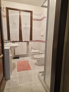 ein Bad mit einem WC und einem Waschbecken in der Unterkunft DAM Home in Modena