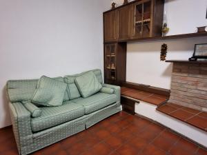 ein Sofa im Wohnzimmer mit Kamin in der Unterkunft DAM Home in Modena
