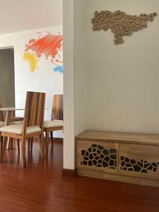 a dining room with a table and chairs and a wall at Acogedor apartamento en zona corporativa Ciudad Salitre in Bogotá