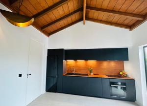 Kuchyň nebo kuchyňský kout v ubytování Tropical Lodges … Le Gosier