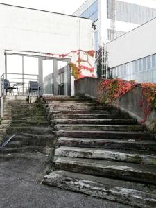 un conjunto de escaleras frente a un edificio en Guest House Factory, en Malacky
