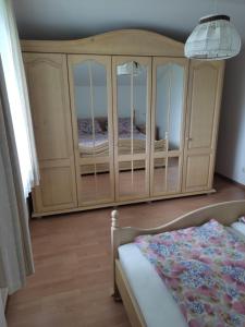 Postel nebo postele na pokoji v ubytování FeWoIngrid + 6 fotografií