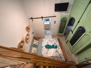 Alzira bonita Habitación verde con baño privado في ألزيرا: اطلالة علوية لغرفة بها سرير وتلفزيون