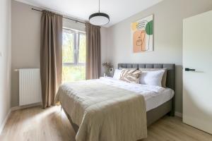 sypialnia z łóżkiem i oknem w obiekcie Platinum Apartments w Warszawie