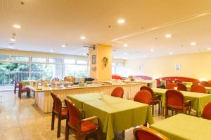 restaurację ze stołami i krzesłami oraz kawiarnię w obiekcie Hotel Hiroshima Sunplaza w mieście Hiroszima