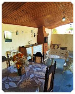 comedor con mesa, mesa y sillas en Recanto GERMANO, en Campos do Jordão