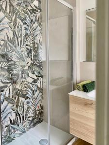 W łazience znajduje się prysznic ze szklanymi drzwiami. w obiekcie B&b Niu Susu w mieście Lanusei