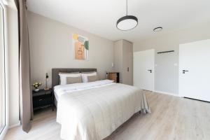 Un dormitorio blanco con una cama grande y una ventana en Platinum Apartments en Varsovia