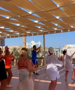 Eine Gruppe von Menschen, die auf einem Platz Volleyball spielen in der Unterkunft Domina coral bay in Sharm El Sheikh