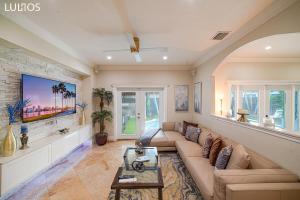 Μια τηλεόραση ή/και κέντρο ψυχαγωγίας στο Miami 4BR Retreat Heated Pool, Gazebo & Foosball L02
