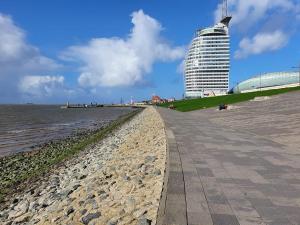 a building on the beach next to the ocean at Eine schöne Wohnung im Herzen von Bremerhaven in Bremerhaven