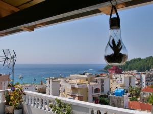 einen Balkon mit Stadtblick in der Unterkunft Sea Breeze Rooms in Himarë