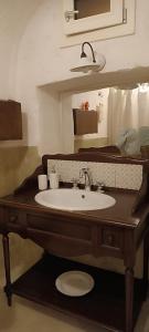 マンドゥーリアにあるbb dragonetti holiday home salentoのバスルーム(洗面台、鏡付)