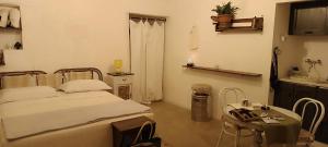 マンドゥーリアにあるbb dragonetti holiday home salentoのベッドルーム(ベッド1台、テーブル付)