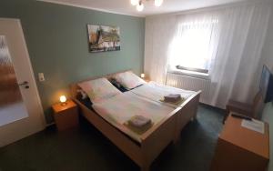 una camera da letto con un grande letto e una finestra di Ferienwohnung Kühl a BooÃŸen