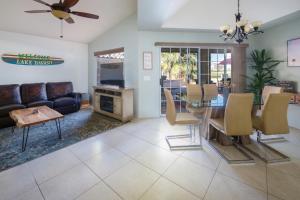 sala de estar con sofá y mesa en Glen Eagles Gated Community, en Lake Havasu City