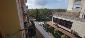 een balkon met uitzicht op een straat bij Siar Apartment in Tirana