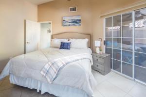 1 dormitorio con cama y ventana grande en Glen Eagles Gated Community, en Lake Havasu City
