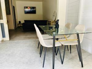 TV a/nebo společenská místnost v ubytování Appartement Cosy design