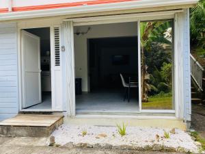 Budova, kde se apartmán nachází + 2 fotografie