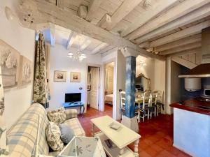 a living room with a couch and a table at El Encanto De Miraflores in Miraflores de la Sierra