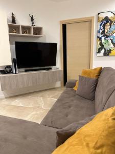un soggiorno con divano e TV a schermo piatto di VIA DIAZ - Nel Centro di Lioni a Lioni