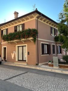 un edificio con piante sul lato di VIA DIAZ - Nel Centro di Lioni a Lioni