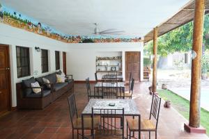 Hotel Mariposa في ليون: فناء به طاولات وكراسي في منزل