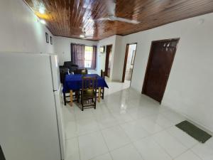 une salle à manger avec une table bleue et des chaises dans l'établissement Casa amoblada en Villarrica - Py, à Villarrica