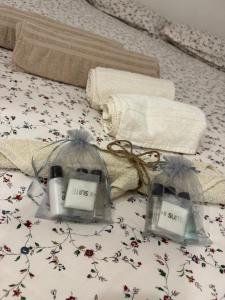 un letto con due asciugamani e due bottiglie di sapone di VIA DIAZ - Nel Centro di Lioni a Lioni