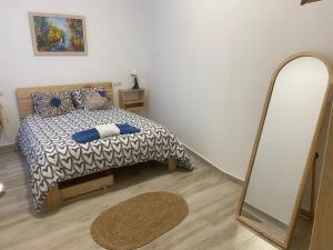 Posteľ alebo postele v izbe v ubytovaní Alzira bonita Apartamento D junto a Plaza Mayor, Santa Catalina
