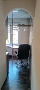 um escritório com uma cadeira e uma mesa num quarto em Trumpalaikė nuoma em Elektrėnai