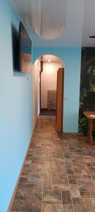 um corredor com piso em azulejo num quarto em Trumpalaikė nuoma em Elektrėnai
