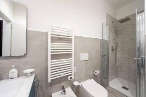een badkamer met een toilet, een wastafel en een douche bij Vatican Steps, Suite Mary, Strollingrome in Rome +15 foto's