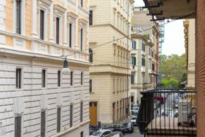 uitzicht op een straat met gebouwen bij Vatican Steps, Suite Mary, Strollingrome in Rome