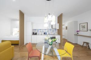 een woonkamer met een glazen tafel en stoelen bij Vatican Steps, Suite Mary, Strollingrome in Rome