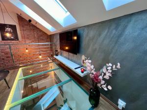a glass pool in a room with a vase of flowers at Loftový apartmán Laura in Světlá nad Sázavou