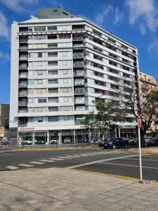 un gran edificio al lado de una calle de la ciudad en Apart 1013 con Piscina Gimnasio Laundry y Seguridad 24 hs en Buenos Aires
