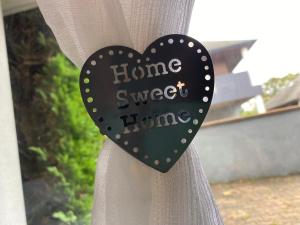 Ein schwarzes Herz mit den Worten Zeit, süße Zeit in der Unterkunft Residence Croma in La Roche-Posay