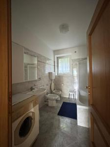 uma casa de banho com um lavatório, um WC e uma banheira em CA' EDDA APPARTAMENTO ANNA em Brentonico