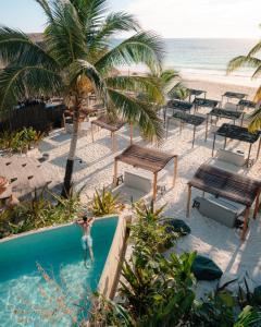 Pogled na bazen u objektu Dhalia - Private roof with pool & Beach Club Access ili u blizini